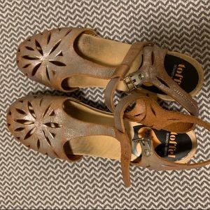 Hasbeens Rose Gold Clogs (LOOK AT DESCRIPTION)